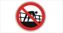 über die Reling beugen